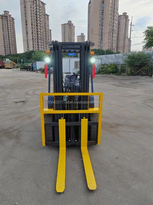 Korte werktijden Gebruikte Komatsu vorklift 3 ton met originele hydraulische klep in Japan