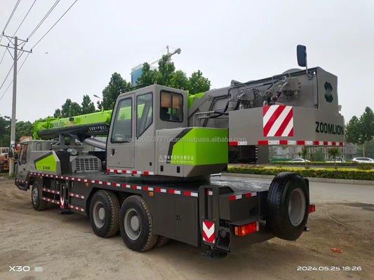 Uitstekende prestaties Gebruikte Zoomlion 30 ton kraan en klaar voor 0-2000 werkuren