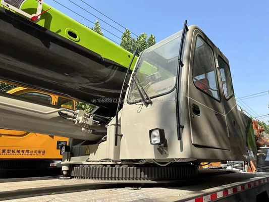 Gebruikte bouwmachine ZOOMLION 80 ton kraan met max. hefhoogte van 4,5 m
