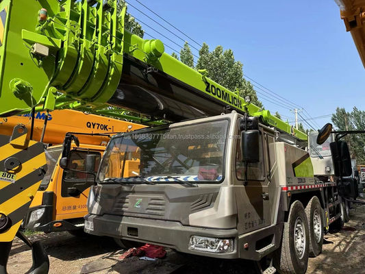 Gebruikte bouwmachine ZOOMLION 80 ton kraan met max. hefhoogte van 4,5 m