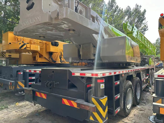 Gebruikte bouwmachine ZOOMLION 80 ton kraan met max. hefhoogte van 4,5 m