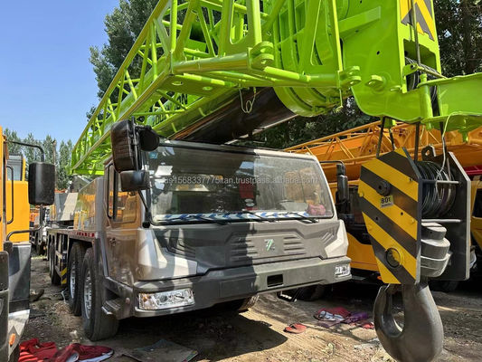 Gebruikte bouwmachine ZOOMLION 80 ton kraan met max. hefhoogte van 4,5 m