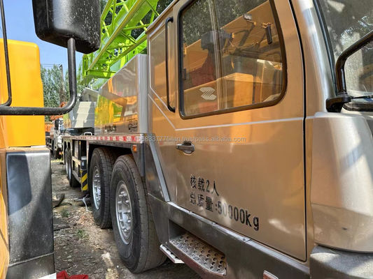 Gebruikte bouwmachine ZOOMLION 80 ton kraan met max. hefhoogte van 4,5 m