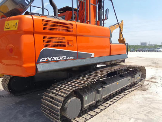 Doosan DH300 Gebruikte graafmachine met een werkgewicht van 30 ton en originele hydraulische klep
