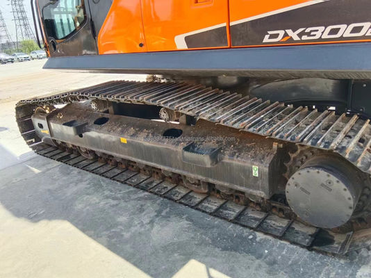 Gebruikte Doosan DX300 graafmachine met een emmercapaciteit van 1,5 m3 en een machinegewicht van 30000 kg