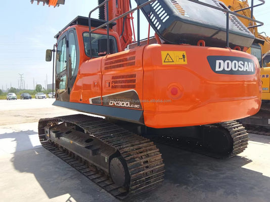Gebruikte Doosan DX300 graafmachine met een emmercapaciteit van 1,5 m3 en een machinegewicht van 30000 kg