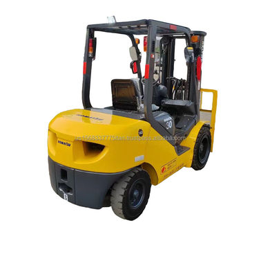 Gebruikte Komatsu 30 heftruck met uitstekende prestaties en minimale hefhoogte 4.5