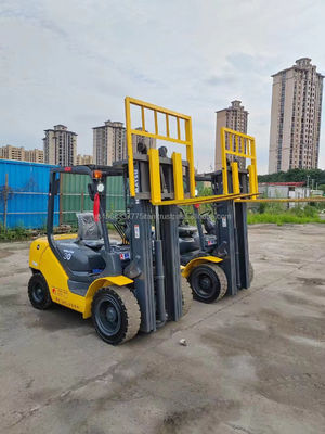 Gebruikte Komatsu 30 heftruck met uitstekende prestaties en minimale hefhoogte 4.5