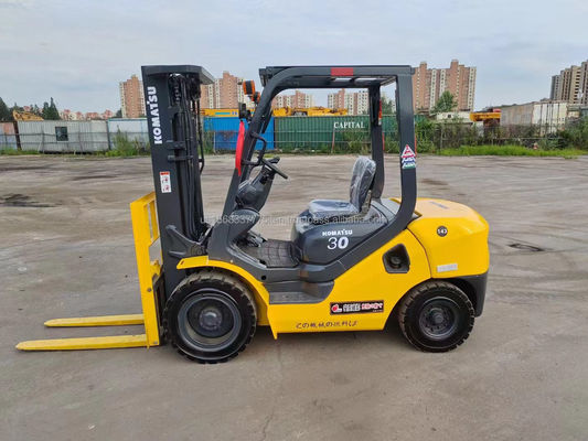 Gebruikte Komatsu 30 heftruck met uitstekende prestaties en minimale hefhoogte 4.5