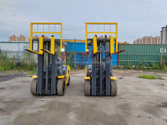 Gebruikte Komatsu 30 heftruck met uitstekende prestaties en minimale hefhoogte 4.5