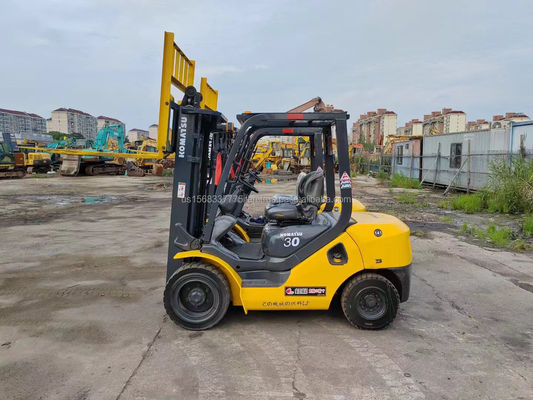 Gebruikte Komatsu 30 heftruck met uitstekende prestaties en minimale hefhoogte 4.5