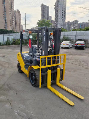 Gebruikte Komatsu 30 heftruck met uitstekende prestaties en minimale hefhoogte 4.5