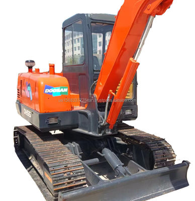 Tweedehands graafmachine DOOSAN DH55 met goed rendement en originele hydraulische cilinder