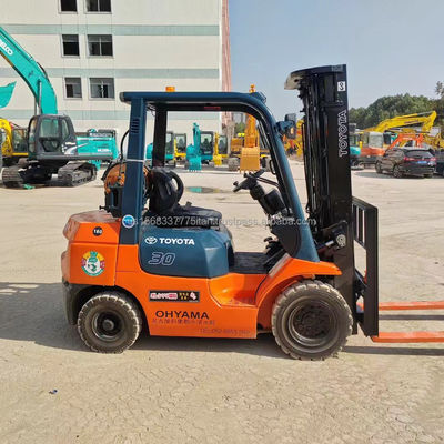 Gebouwmaterialen winkels Gebruikt 2012 TOYOTA 7F30 Diesel vorklift met en redelijk
