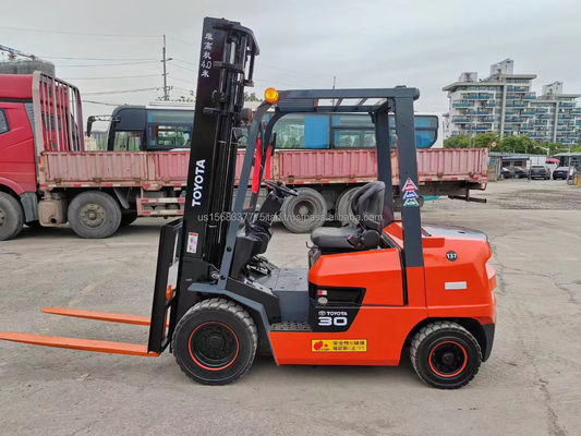 3000 kg Gewicht TOYOTA 7F30 Gebruikte Diesel Vorklift 99% 2012 Model voor grote efficiëntie