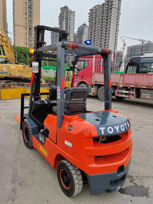 3000 kg Gewicht TOYOTA 7F30 Gebruikte Diesel Vorklift 99% 2012 Model voor grote efficiëntie
