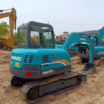 Gebruikte Caterpillar motor en Hyundai componenten op Sunward SWE60E 6 ton mini graafmachine